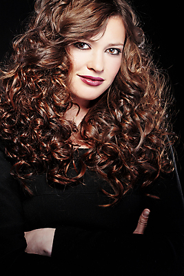 포토 JPG 해외이미지 모델 헤어스타일 응시 여자 얼굴 파도 갈색머리 실내 건강 한명 사람 빛 섹시 갈색 유행 검은색 어둠 흰색 우아함 닫기 볼륨 저녁 머리장식 광택 내추럴 돌봄 스타일링 완벽 스타일 해외202004 해외포토 1 시선 바다 컬러 컨셉 모션 내부 신체부위 장식 야간 파일형식