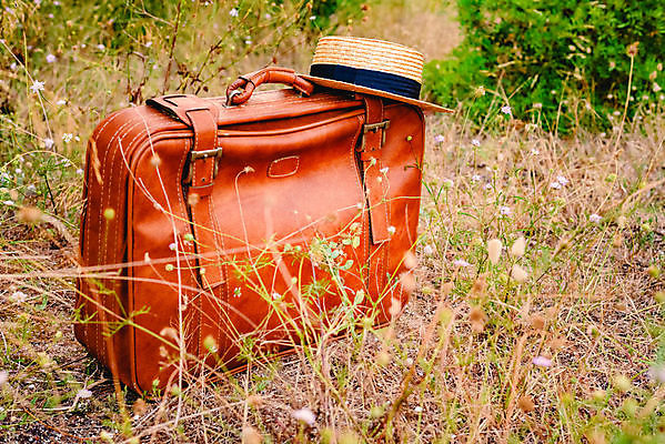 포토 JPG 해외이미지 모자 전통 여행 자연 휴가 풍경 사람없음 목재 여름 갈색 여행가방 자유 골동품 짐 가죽 밀 부식 복고 서쪽 해외202004 해외포토 나무 잡화 계절 컬러 컨셉 가방 재료 곡류 방향 생태계 파일형식