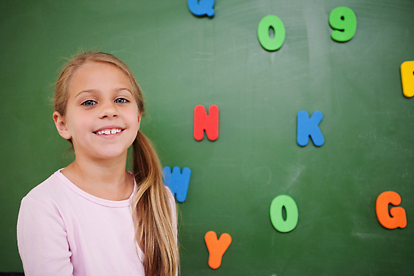 포토 JPG 해외이미지 백인 학생 여학생 여자 교육 어린이 교실 학교 수업 실내 한명 서기 학습 숫자 칠판 수학 소녀한명만 해외202004 해외포토 서양인 문자 1 교과목 모션 사람 내부 여자한명만 소녀만 파일형식