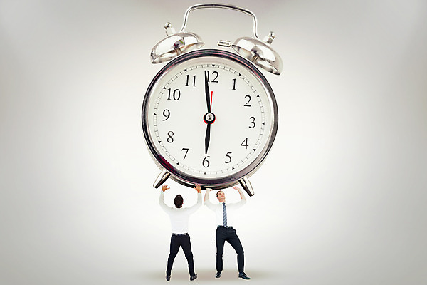 포토 JPG 해외이미지 백인 남자 행복 시계 40대 중년 포즈 백그라운드 비즈니스 아침 관리 20대 두명 빛 회색 자명종 흰색 비즈니스맨 밀기 흰배경 복고 스포트라이트 무거움 마감 카피스페이스 해외202004 해외포토 주간 서양인 감정 컬러 모션 사람 청년 성인 공백 알람 직장인 무게 파일형식