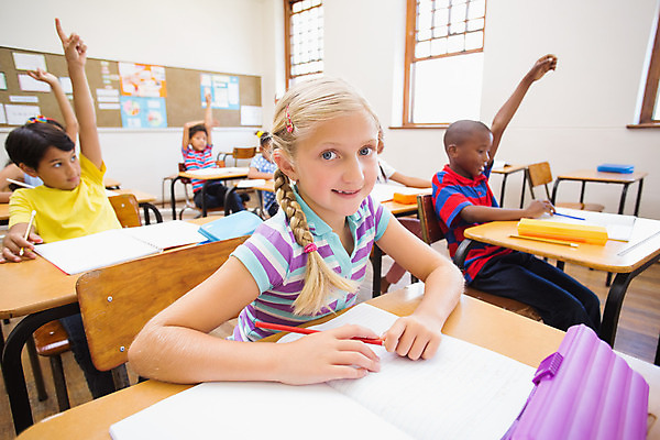포토 JPG 해외이미지 백인 학생 손 여자 교육 남자 행복 어린이 의자 교실 학교 수업 실내 초등학교 말하기 대화 앉기 소년 여러명 학습 공책 토론 질문 책상 신학기 소통 답변 해외202004 해외포토 서양인 감정 가구 다수 컨셉 모션 문구용품 사람 내부 신체부위 파일형식