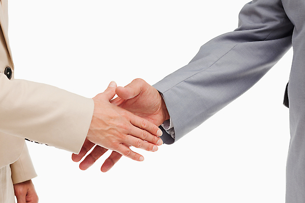 포토 JPG 해외이미지 스튜디오촬영 손 회사 성공 협력 악수 두명 신체부위 거래 축하 인사 비즈니스맨 비즈니스우먼 흰배경 경영 고립 카피스페이스 해외202004 해외포토 여자 남자 백그라운드 컨셉 비즈니스 실내 사람 손짓 공백 흰색 예절 직장인 파일형식