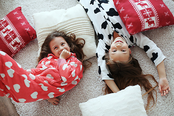 포토 JPG 해외이미지 라이프스타일 행복 어린이 베개 침구 놀이 아침 휴식 실내 따뜻함 사람 두명 친구 파티 우정 침실 잠옷 침대 소 자매 주말 부드러움 안락 해외202004 집콕 해외포토 주간 옷 여자 감정 가구 컨셉 포유류 가족 관계 이벤트 내부 생활 감각 신조어 파일형식 앳홈라이프