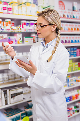 포토 JPG 해외이미지 백인 여자 실내 한명 상반신 20대 성인 약 작업 약국 처방 조제 약사 의료성형뷰티 성인여자한명만 연습생 해외202004 해외포토 서양인 1 의학 사람 청년 내부 연습 만들기 여자한명만 성인여자만 파일형식