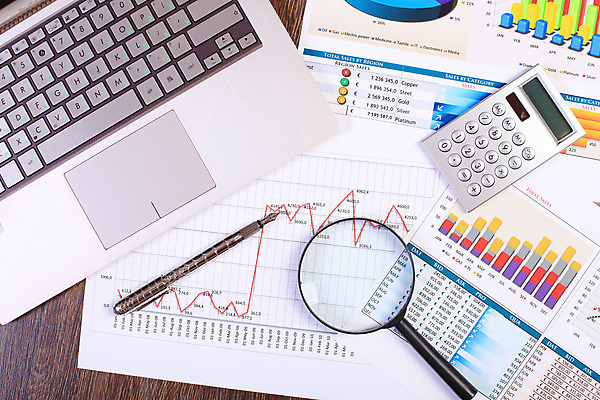 포토 JPG 해외이미지 종이 컨셉 회사 비즈니스 통계 탁자 그래프 직장 사람없음 사무실 펜 볼펜 자료 계산기 정보 키보드 업무 계획 오브젝트 보고서 문서 해외202004 해외포토 가구 문구용품 필기구 장비 작업 파일형식