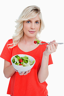 포토 JPG 해외이미지 응시 여자 다이어트 건강 한명 미소 들기 상반신 성인 앞모습 샐러드 잡기 사발 성인여자한명만 해외202004 해외포토 1 시선 음식 뷰포인트 모션 표정 사람 사기그릇 여자한명만 성인여자만 파일형식