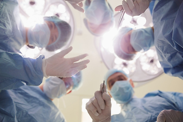 포토 JPG 해외이미지 백인 학생 여자 교육 남자 실내 병원 실험 여러명 20대 학습 의사 잡기 수술 대학교 70대 외과 인턴 의료성형뷰티 성인만 해외202004 해외포토 서양인 노년 다수 비즈니스 의학 학교 모션 사람 청년 내부 치료 의료진 파일형식