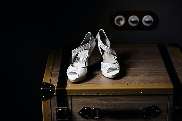 포토 JPG 해외이미지 구두 신발 실내 사람없음 어둠 하이힐 오브젝트 웨딩슈즈 해외202004 해외포토 내부 여성화 결혼소품 파일형식