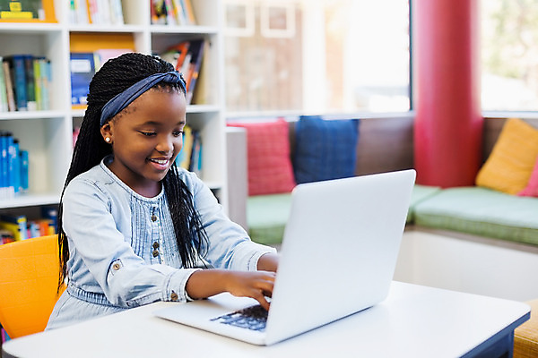 포토 JPG 해외이미지 학생 라이프스타일 응시 여학생 여자 교육 어린이 인터넷 학교 탁자 실내 한명 앉기 캐주얼 노트북 학습 컴퓨터 공책 웹 터치 도서관 신학기 천진난만 해외202004 해외포토 1 시선 옷 가구 컨셉 모션 문구용품 사람 내부 생활 전자제품 파일형식