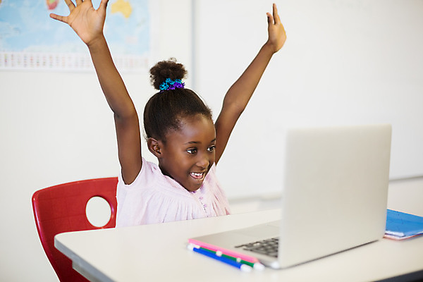 포토 JPG 해외이미지 학생 여학생 여자 교육 어린이 의자 교실 학교 팔벌리기 실내 한명 노트북 학습 컴퓨터 연결 소녀한명만 해외202004 해외포토 1 가구 모션 사람 내부 전자제품 여자한명만 소녀만 파일형식