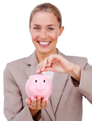 포토 JPG 해외이미지 스튜디오촬영 백인 여자 한명 미소 들기 사람 상반신 성인 앞모습 금융 동전 저축 돼지저금통 잡기 비즈니스우먼 넣기 성인여자한명만 해외202004 해외포토 서양인 1 뷰포인트 돈 비즈니스 모션 실내 표정 경제 저금통 직장인 여자한명만 성인여자만 파일형식