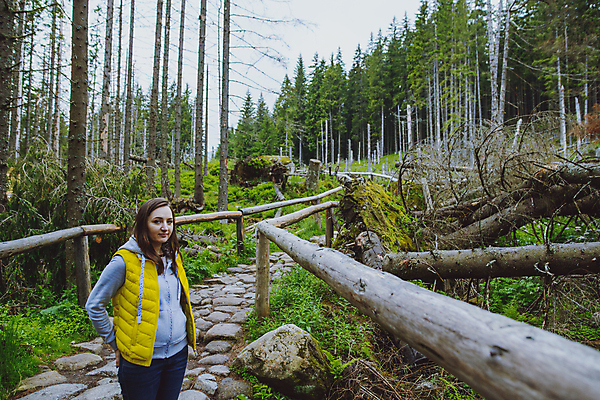 포토 JPG 해외이미지 1 라이프스타일 여자 행복 스포츠 여행 배낭 자국 자연 하늘 산 건강 한명 사람 동양인 풍경 야외 파란색 산책 트래킹 하이킹 백패커 하이커 해외202004 해외포토 감정 컬러 가방 레저 휴식 인종 생활 생태계 파일형식