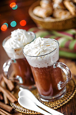 포토 JPG 해외이미지 행복 커피 음료 음식 겨울 유리 탁자 디저트 따뜻함 사람없음 컵 쿠키 초콜릿 머그컵 축하 뜨거움 액체 달콤 코코아 카카오 맛있는 해외202004 해외포토 식기 계절 감정 가구 컨셉 재질 맛 파일형식