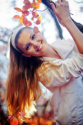 포토 JPG 해외이미지 나무 모델 라이프스타일 응시 공원 여자 행복 감정 얼굴 잎 자연 휴식 한명 미소 사람 성인 야외 청춘 유행 걷기 기쁨 가을 신선 숲 피부 입술 긍정 성인여자한명만 해외202004 해외포토 식물 1 시선 계절 공공시설 컨셉 모션 표정 생활 신체부위 생태계 여자한명만 성인여자만 파일형식