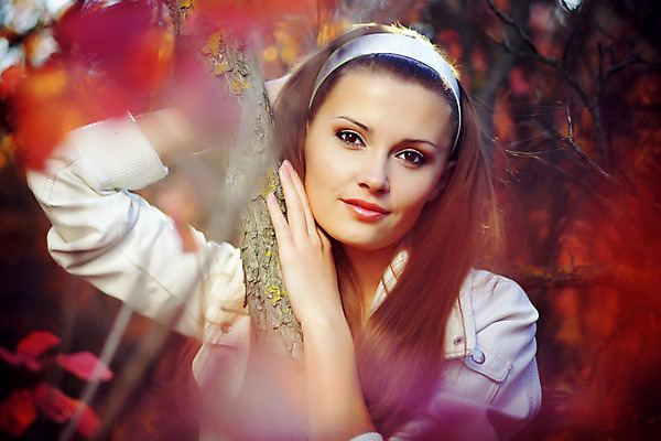 포토 JPG 해외이미지 나무 모델 라이프스타일 응시 공원 여자 얼굴 잎 자연 한명 사람 성인 야외 빨간색 청춘 유행 걷기 가을 신선 숲 피부 입술 성인여자한명만 해외202004 해외포토 식물 1 시선 계절 공공시설 컬러 컨셉 모션 생활 신체부위 생태계 여자한명만 성인여자만 파일형식