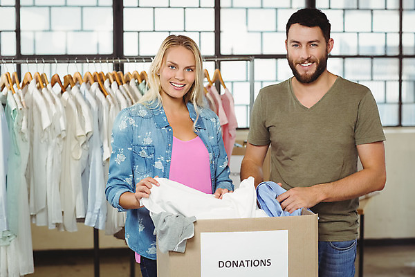 포토 JPG 해외이미지 백인 응시 옷 여자 남자 행복 함께함 서기 20대 성인 두명 30대 상자 봉사 도움 복지 동료 기부 돌봄 참여 자선단체 해외202004 해외포토 서양인 시선 감정 컨셉 관계 모션 사람 청년 장년 그룹 사회이슈 자선 파일형식