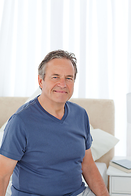 포토 JPG 해외이미지 백인 1 응시 할아버지 노년 남자 백그라운드 생각 주택 관리 한명 사람 앉기 방 슬픔 침대 잡기 막대기 아빠 고독 은퇴 명상 내추럴 시민 고립 배려 옛날 혼자 해외202004 약함 해외포토 서양인 시선 감정 가구 컨셉 가족 모션 성인 건물 국민 파일형식