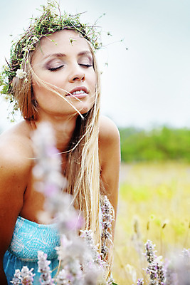 포토 JPG 해외이미지 라이프스타일 여자 행복 얼굴 꽃무늬 밭 자연 휴식 건강 한명 사람 야외 초록색 화환 봄 꿈 자유 시골 신선 허브 냄새 아로마 내추럴 완벽 해외202004 관능적 해외포토 식물 1 계절 꽃 감정 컬러 컨셉 무늬 농업 생활 신체부위 생태계 파일형식