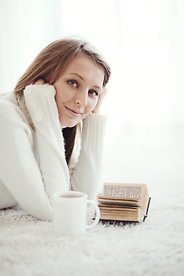 포토 JPG 해외이미지 라이프스타일 옷 겨울 휴식 주택 실내 따뜻함 한명 사람 10대 책 컵 독서 카펫 침실 방 마시기 흰색 담요 스웨터 니트 부드러움 해외202004 해외포토 1 식기 계절 컬러 컨셉 상의 모션 청소년 내부 건물 생활 감각 파일형식