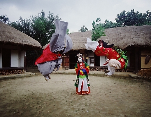 포토 JPG 주간 한국문화 한국전통 여자 남자 한국 사람 야외 세명 공연 전통공연 탈춤 전통무용 산대놀이 국내포토 자연요소 동양문화 전통 아시아 이벤트 춤 파일형식