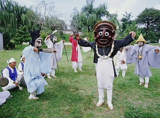 포토 JPG 주간 한국문화 한국전통 여자 남자 한국 사람 여러명 야외 공연 전통공연 탈춤 전통무용 산대놀이 국내포토 자연요소 동양문화 전통 아시아 다수 이벤트 춤 파일형식