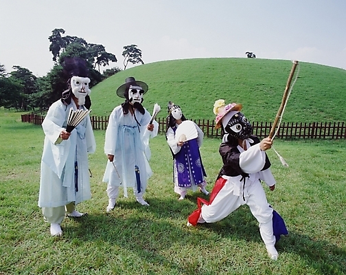 포토 JPG 주간 한국문화 한국전통 여자 남자 한국 사람 여러명 야외 공연 전통공연 탈춤 전통무용 산대놀이 국내포토 자연요소 동양문화 전통 아시아 다수 이벤트 춤 파일형식