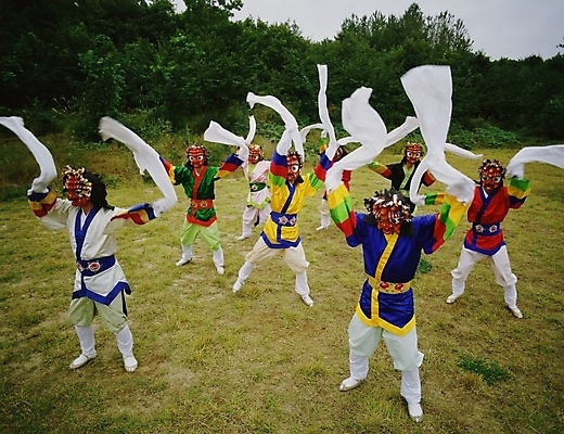 포토 JPG 주간 한국문화 한국전통 여자 남자 한국 사람 여러명 야외 공연 전통공연 탈춤 전통무용 산대놀이 국내포토 자연요소 동양문화 전통 아시아 다수 이벤트 춤 파일형식