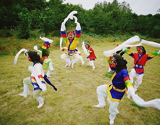 포토 JPG 주간 한국문화 한국전통 여자 남자 한국 사람 여러명 야외 공연 전통공연 탈춤 전통무용 산대놀이 국내포토 자연요소 동양문화 전통 아시아 다수 이벤트 춤 파일형식