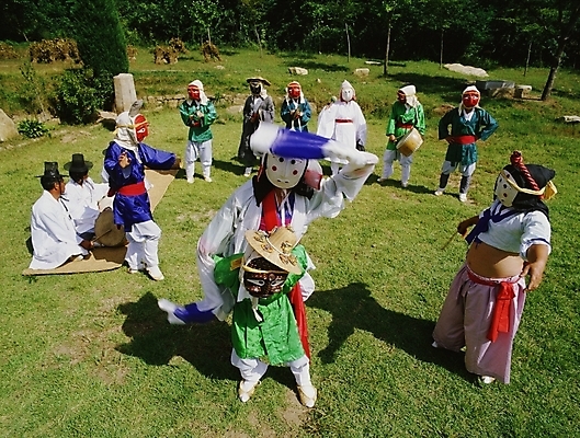 포토 JPG 주간 한국문화 한국전통 여자 남자 한국 사람 여러명 야외 공연 전통공연 탈춤 전통무용 산대놀이 국내포토 자연요소 동양문화 전통 아시아 다수 이벤트 춤 파일형식