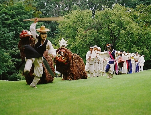 포토 JPG 주간 한국문화 한국전통 여자 남자 한국 사람 여러명 야외 공연 전통공연 탈춤 전통무용 산대놀이 국내포토 자연요소 동양문화 전통 아시아 다수 이벤트 춤 파일형식