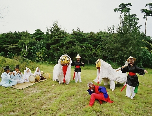 포토 JPG 주간 한국문화 한국전통 여자 남자 한국 사람 여러명 야외 공연 전통공연 탈춤 전통무용 산대놀이 국내포토 자연요소 동양문화 전통 아시아 다수 이벤트 춤 파일형식