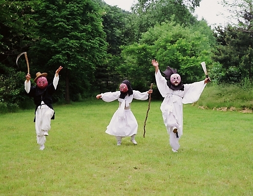 포토 JPG 주간 한국문화 한국전통 남자 한국 사람 야외 세명 공연 전통공연 탈춤 전통무용 산대놀이 남자만 국내포토 자연요소 동양문화 전통 아시아 이벤트 춤 파일형식