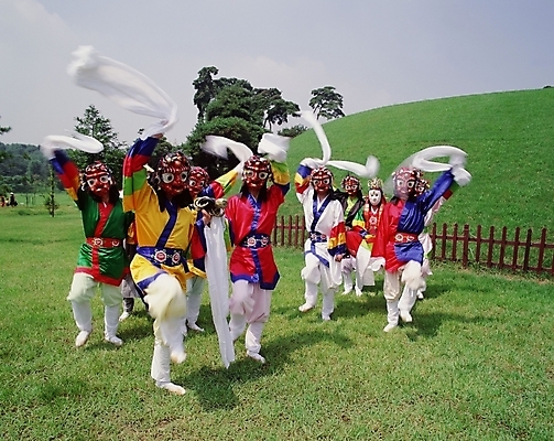 포토 JPG 주간 한국문화 한국전통 여자 남자 한국 사람 여러명 야외 공연 전통공연 탈춤 전통무용 산대놀이 국내포토 자연요소 동양문화 전통 아시아 다수 이벤트 춤 파일형식