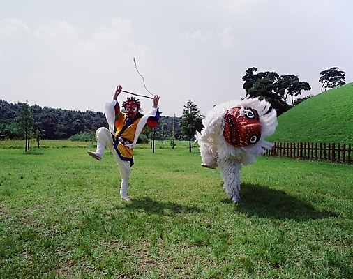 포토 JPG 주간 한국문화 한국전통 남자 한국 사람 야외 두명 공연 전통공연 탈춤 전통무용 산대놀이 남자만 국내포토 자연요소 동양문화 전통 아시아 이벤트 춤 파일형식