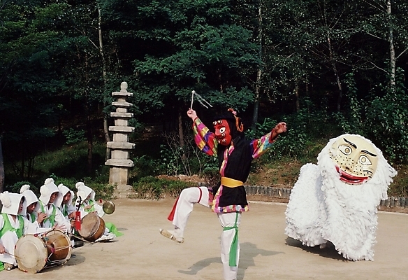 포토 JPG 주간 한국문화 한국전통 여자 남자 한국 사람 여러명 야외 공연 전통공연 탈춤 전통무용 산대놀이 국내포토 자연요소 동양문화 전통 아시아 다수 이벤트 춤 파일형식