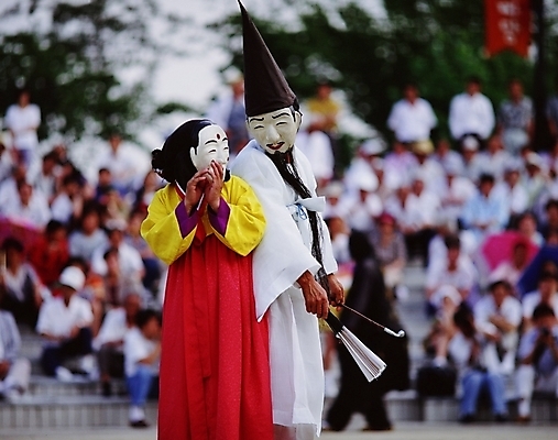 포토 JPG 한국문화 한국전통 여자 남자 한국 사람 여러명 야외 공연 전통공연 탈춤 전통무용 산대놀이 국내포토 동양문화 전통 아시아 다수 이벤트 춤 파일형식