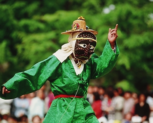 포토 JPG 한국문화 한국전통 여자 남자 한국 사람 여러명 야외 공연 전통공연 탈춤 전통무용 산대놀이 국내포토 동양문화 전통 아시아 다수 이벤트 춤 파일형식