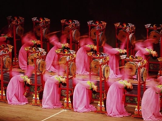 포토 JPG 한국문화 한국전통 여자 타악기 한국 국악기 사람 여러명 공연 북 전통무용 삼고무 여자만 국내포토 동양문화 전통 아시아 악기 다수 국악 이벤트 춤 파일형식