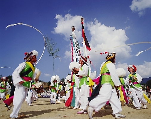 포토 JPG 한국문화 한국전통 전통 여자 남자 한국 사람 여러명 야외 전통놀이 공연 풍물놀이 사물놀이 전통공연 국내포토 동양문화 아시아 다수 놀이 국악 이벤트 파일형식