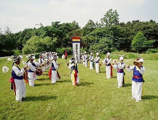 포토 JPG 한국문화 한국전통 전통 여자 남자 한국 사람 여러명 야외 전통놀이 공연 풍물놀이 사물놀이 전통공연 국내포토 동양문화 아시아 다수 놀이 국악 이벤트 파일형식
