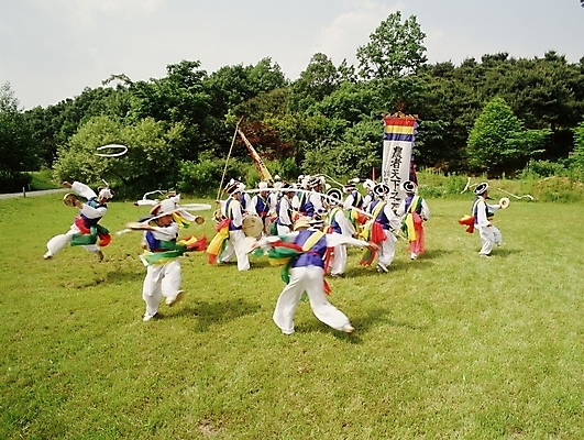 포토 JPG 한국문화 한국전통 여자 남자 한국 사람 여러명 야외 전통놀이 공연 사물놀이 국내포토 동양문화 전통 아시아 다수 놀이 이벤트 전통공연 파일형식