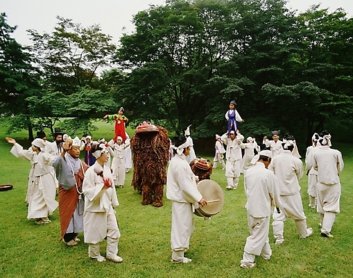 포토 JPG 한국문화 한국전통 여자 남자 한국 사람 여러명 야외 공연 전통공연 탈춤 전통무용 산대놀이 국내포토 동양문화 전통 아시아 다수 이벤트 춤 파일형식