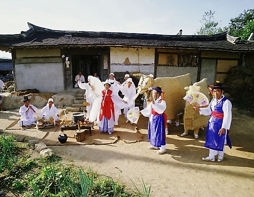 포토 JPG 한국문화 한국전통 여자 남자 한국 사람 여러명 야외 전통놀이 공연 사물놀이 전통공연 굿 무당 무당춤 국내포토 동양문화 전통 아시아 다수 놀이 이벤트 전통무용 파일형식