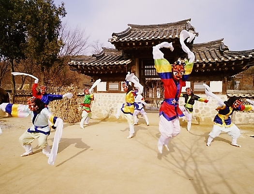 포토 JPG 한국문화 한국전통 여자 남자 한국 사람 여러명 야외 전통놀이 공연 전통공연 탈춤 전통무용 산대놀이 국내포토 동양문화 전통 아시아 다수 놀이 이벤트 춤 파일형식