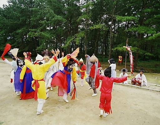포토 JPG 한국문화 한국전통 여자 남자 한국 사람 여러명 야외 공연 전통공연 탈춤 전통무용 산대놀이 국내포토 동양문화 전통 아시아 다수 이벤트 춤 파일형식