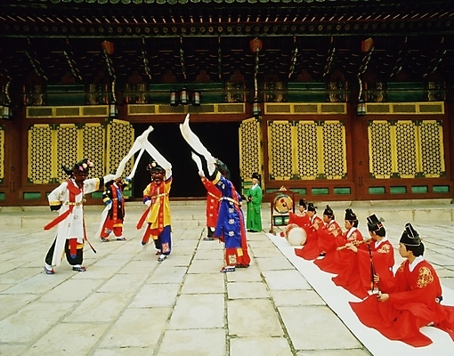 포토 JPG 한국문화 한국전통 여자 남자 한국 사람 여러명 야외 전통놀이 공연 사물놀이 전통공연 탈춤 전통무용 산대놀이 국내포토 동양문화 전통 아시아 다수 놀이 이벤트 춤 파일형식