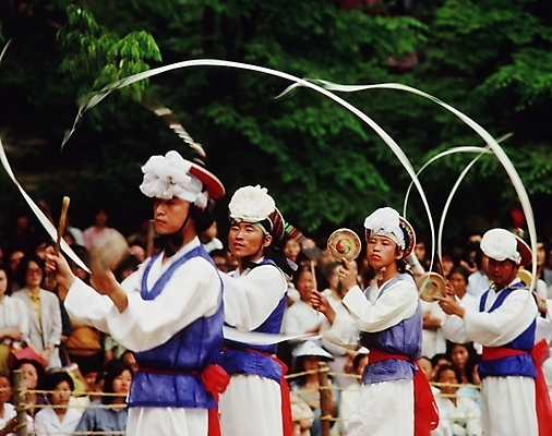 포토 JPG 한국문화 한국전통 여자 남자 한국 사람 여러명 전통놀이 공연 사물놀이 국내포토 동양문화 전통 아시아 다수 놀이 이벤트 전통공연 파일형식