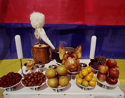 포토 JPG 종교 초 종교용품 귤 한국 사람없음 배 의식 사과 밤 제사 전통의례 무속 무속신앙용품 대추 제사상 돼지머리 국내포토 전통 아시아 과일 견과류 대가리 파일형식