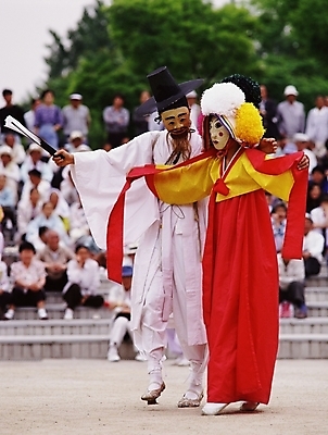 포토 JPG 한국문화 한국전통 여자 남자 한국 사람 여러명 야외 공연 전통공연 탈춤 전통무용 산대놀이 국내포토 동양문화 전통 아시아 다수 이벤트 춤 파일형식