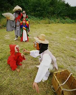 포토 JPG 한국문화 한국전통 여자 남자 한국 사람 여러명 야외 공연 전통공연 탈춤 전통무용 산대놀이 국내포토 동양문화 전통 아시아 다수 이벤트 춤 파일형식